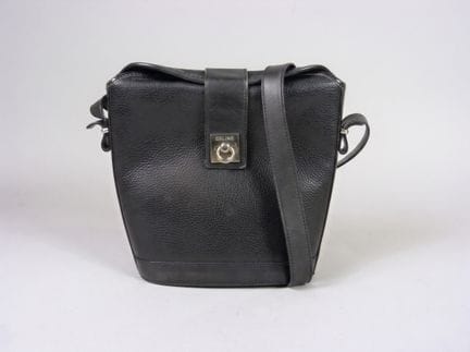 CELINE, Paris - SAC en cuir grainé noir , fermoir 