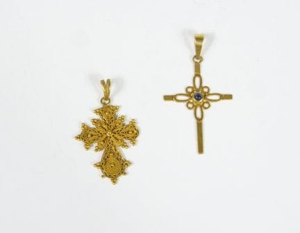 2 pequeños COLGANTES en forma de cruz de oro amari