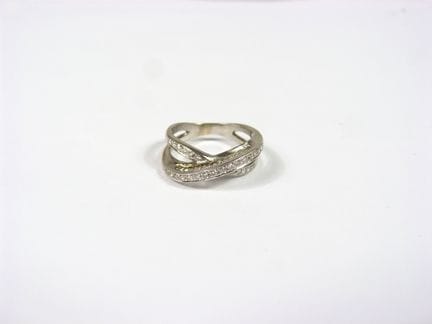 ANILLO de oro blanco de 750 ‰ con dos anillos. En 