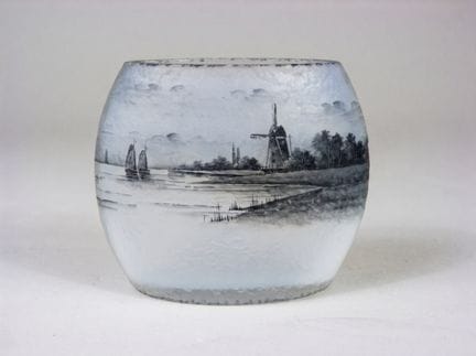 DAUM, Nancy – Ovale Vase aus mundgeblasenem Formgl