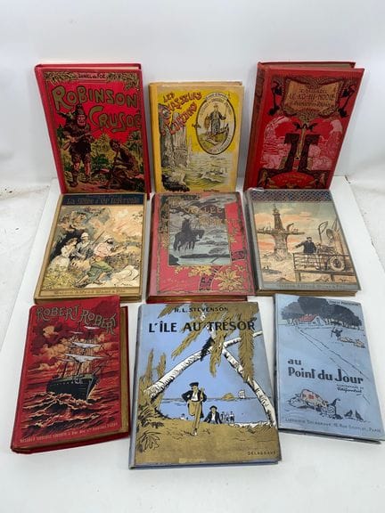 Set aus 9 Kinderbüchern mit Pappdeckeln, die mit v