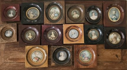 Set aus fünfzehn Miniaturen, die verliebte Paare u