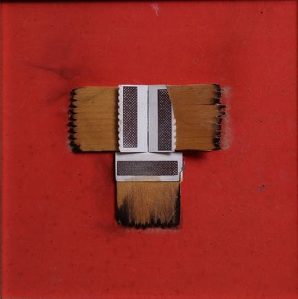 伯纳德·奥贝坦（1934 - 2015）
《火焰素描》，2011年
将火柴盒贴纸拼贴于红色丙烯酸底板