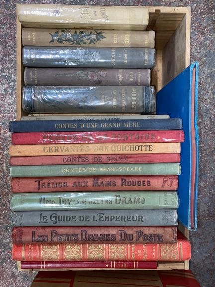 Lote de unos 70 libros infantiles, ediciones en ta