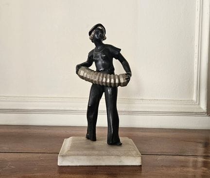 Moderne Schule
Der Akkordeonspieler
Skulptur aus M