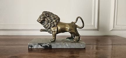 Scuola moderna
Leone con la zampa alzata
Scultura 