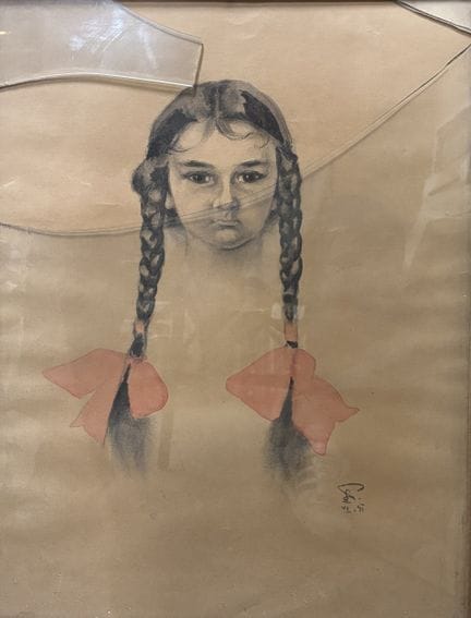 2Zrne Fashion School
Young girls with red braids a