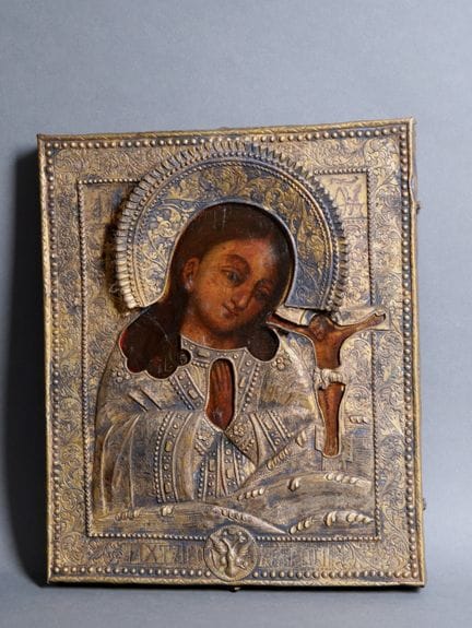Bemalte Holzikone mit einem Relief aus getriebenem