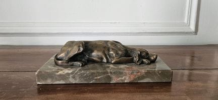 Moderne Schule
Liegender Jagdhund
Skulptur aus pat