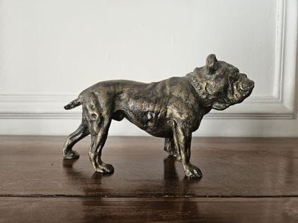 Moderne Schule
Bulldogge
Bronzeskulptur
H: 11  B: 