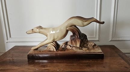 Moderne Schule
Windhund
Skulptur aus beiger und br