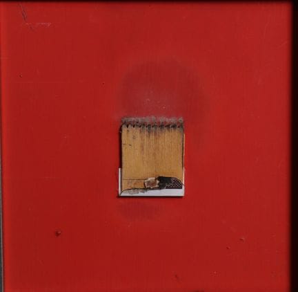 伯纳德·奥贝坦（1934 - 2015）
《火焰素描》，2012年
将火柴盒封面拼贴于丙烯红色底板之
