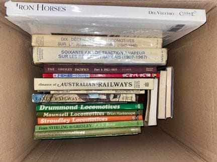 MODELLBAHN 
Ein Set aus etwa vierzig Büchern über 