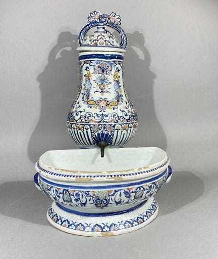 Rouen. 
Fontana da appoggio con vasca in maiolica 