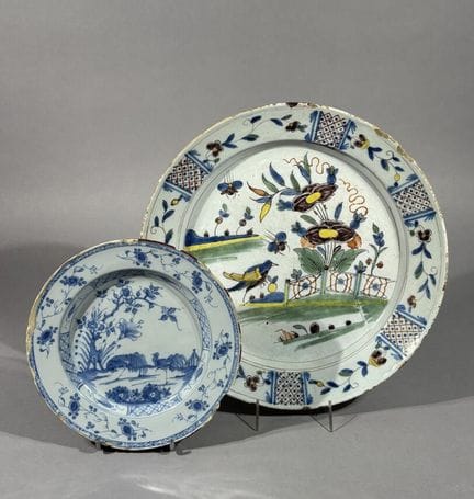 Delft, 
Piatto in maiolica di forma circolare con 