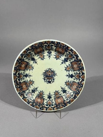 Rouen, 
Piatto fondo in maiolica, di forma circola