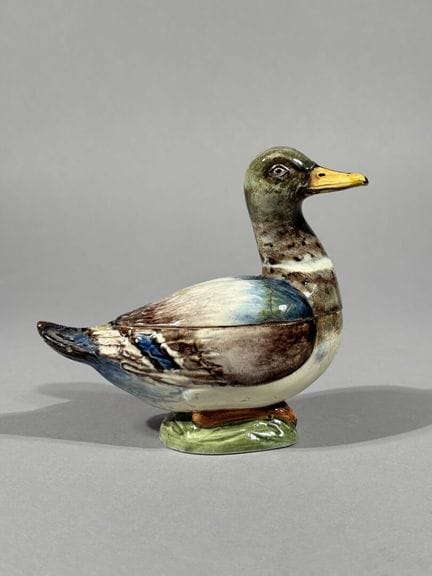 Italia,
Piccola terrina con coperchio in maiolica 