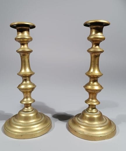 Par de candelabros.
Metal dorado.
Obra del siglo X