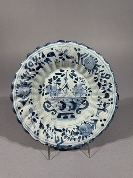 Delft, 
Piatto in maiolica con decorazioni blu e b