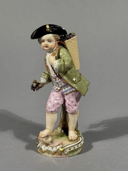 Meissen, 
Statuetta in porcellana policroma raffig