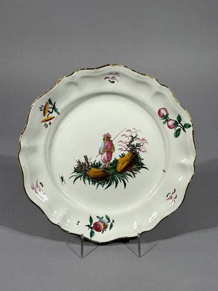 Strasburgo,
Piatto in maiolica di forma irregolare