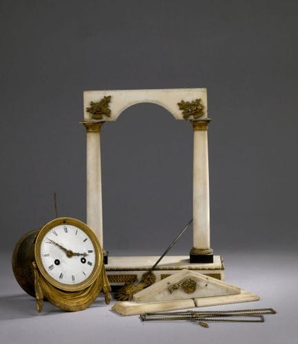 Elementi di un orologio a pendolo a portale in mar