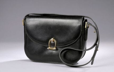 Borsa a mano in pelle nera. 
Patta con fibbia in o