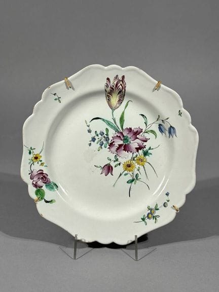 Marsiglia, 
Piatto in maiolica di forma sagomata, 