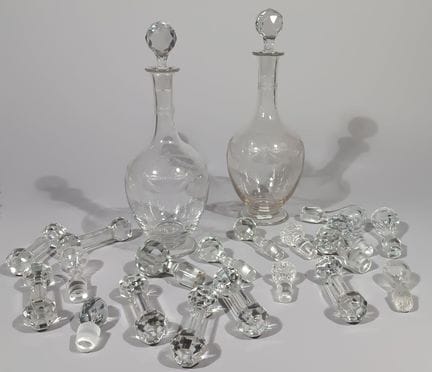 Due caraffe con i rispettivi tappi. 
In vetro inci