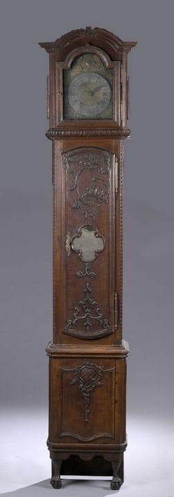 Orologio da pavimento, 
in legno riccamente intagl