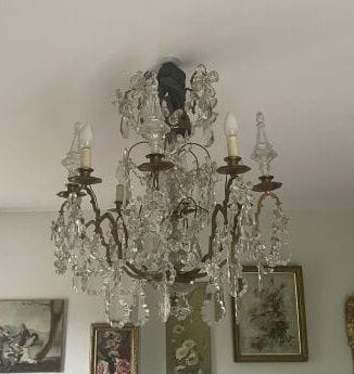 据称出自巴卡拉（Baccarat），
一件大型吊灯，8盏灯头，由青铜和镀金黄铜制成。
玻璃与水晶流苏