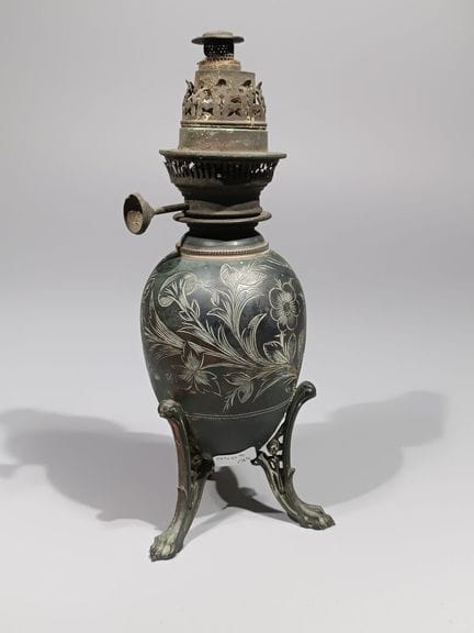 Lampada a petrolio.
Corpo di forma ovoidale in met