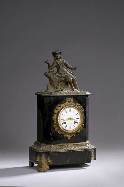 Orologio a forma di pilastro
In marmo nero e bronz