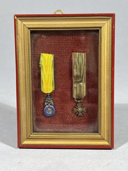 Due medaglie militari in miniatura incorniciate. 
