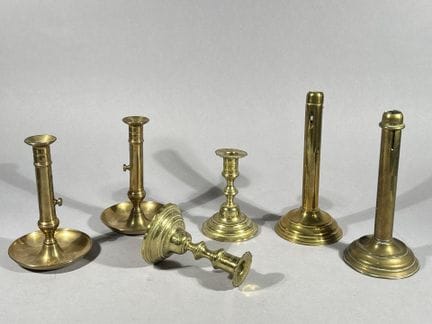 Conjunto de tres pares de candelabros de latón dor