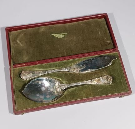 Christofle
镀银的金属鱼刀和鱼铲。
饰有路易十五风格的莨苕叶和抽象叶纹图案。
带有字母缩写