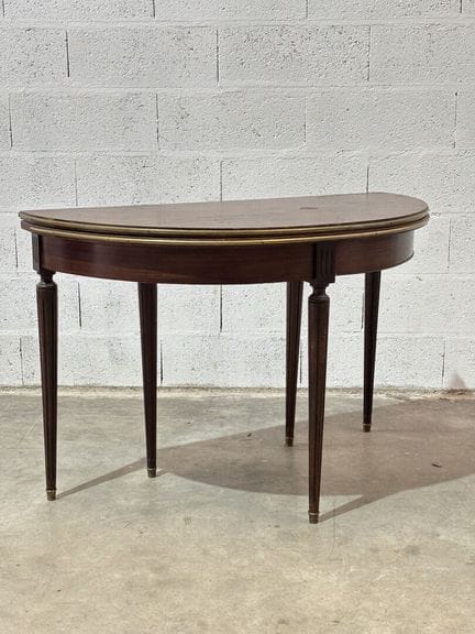 Table demi-lune en acajou et placage d'acajou. 
Pi