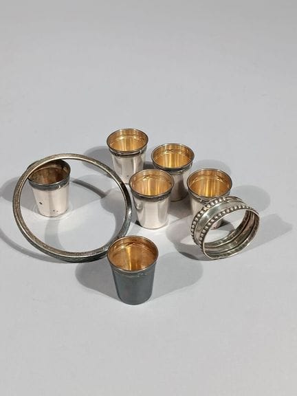 Servizio in argento composto da:
6 bicchierini da 