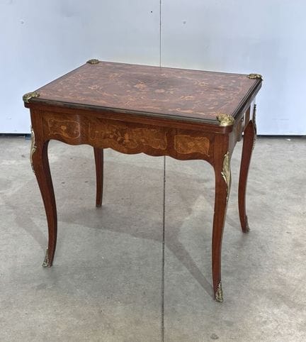 Table de jeu,
de forme mouvementé en bois de placa