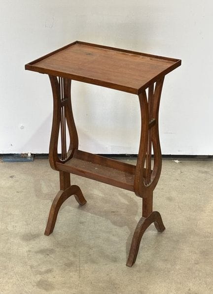 Table d'appoint en bois naturel, 
Les montants de 