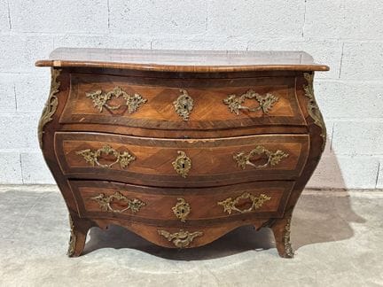 Comò in legno impiallacciato,
dalla forma sinuosa,