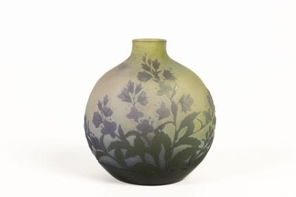 GALLÉ (1904–1936).
Kleine Vase mit abgeflachtem Ba