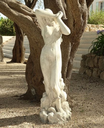 Badende oder Venus.
Skulptur aus Kunststein, die e