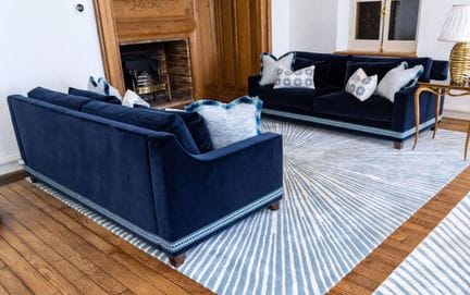 PIERRE FREY, Paris.
Ein Paar große Sofas, bezogen 