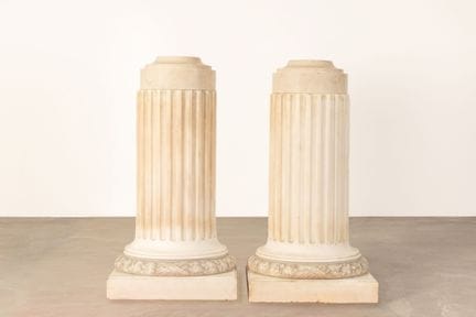 Coppia di imponenti mensole decorative in marmo be