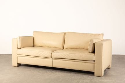 Maison Hugues CHEVALIER (1948–2009).
Bequemes Sofa