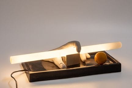 Tischlampe aus mehrfarbiger Keramik, die eine Hand
