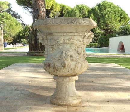 Bedeutende Gartenvase in Medici-Form aus weißem, b