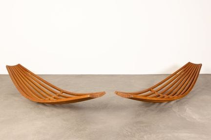 David TRUBRIDGE (geb. 1951).
Ein Paar Liegestühle 