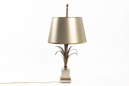 MAISON CHARLES.
Tischlampe aus versilbertem Metall